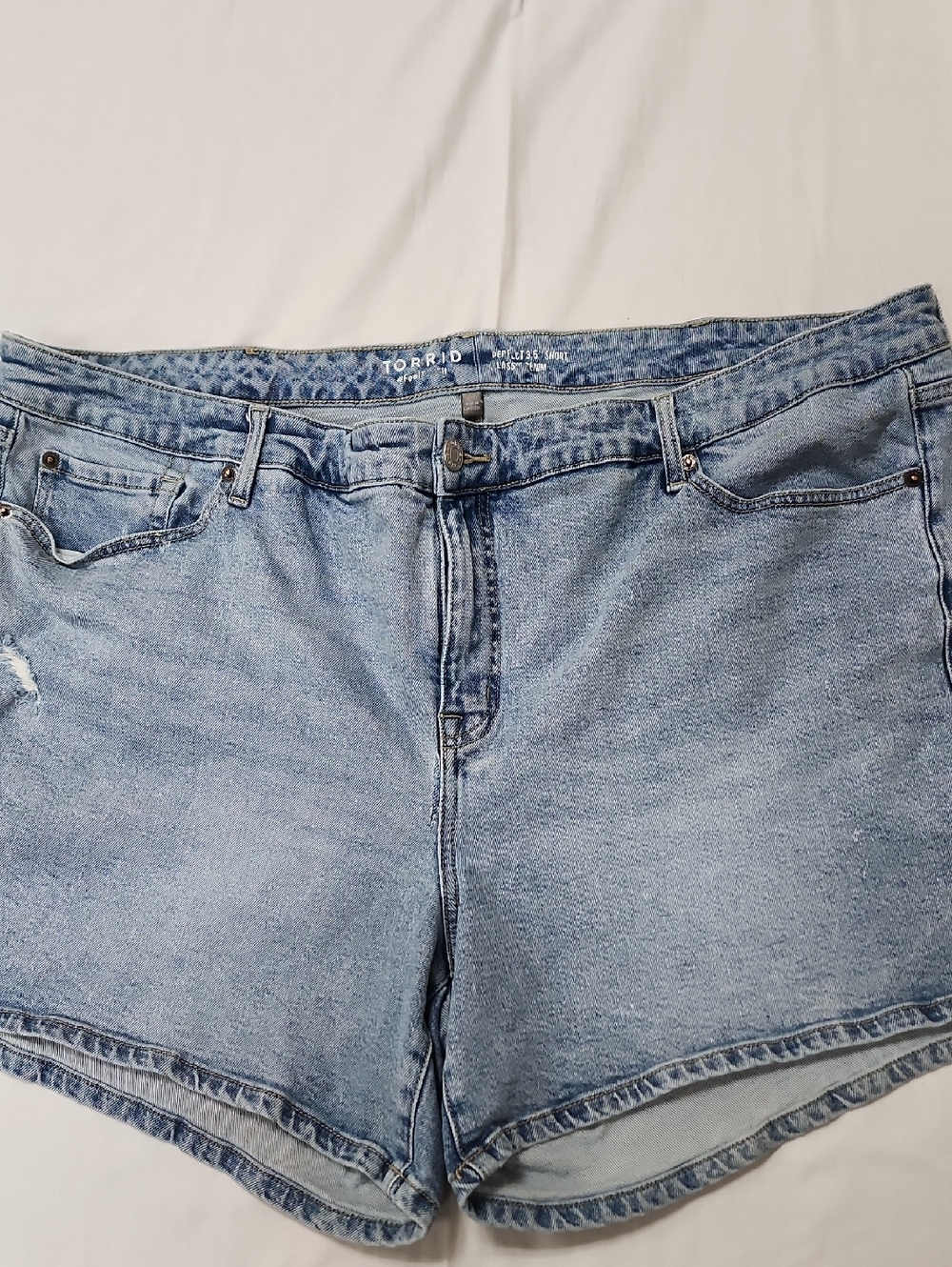 Torrid light wash denim shorts Size 24